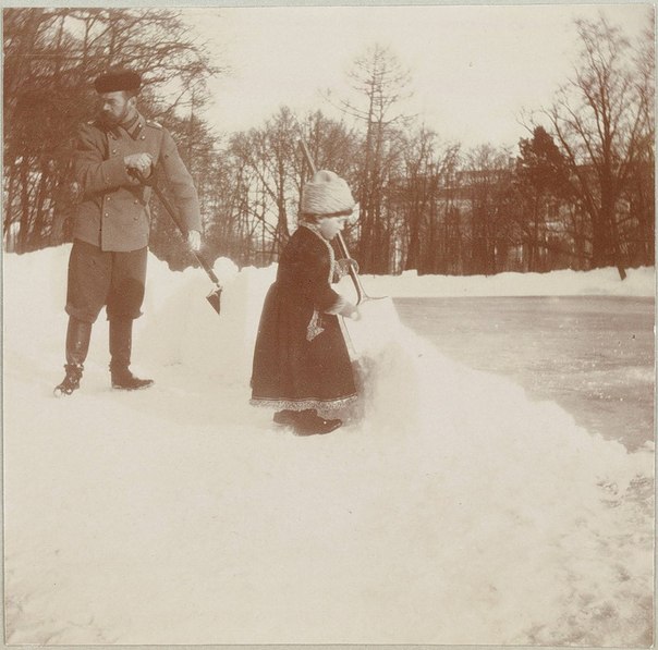 Николай II и цесаревич Алексей убирают снег