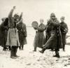 Русские солдаты учат танцевать пленного немца