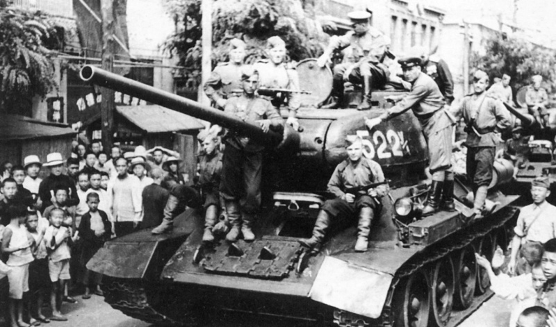Колонна советских танков в китайском городе Далянь